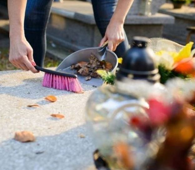 Balayage ramassage de feuilles sur une sépulture