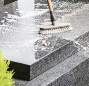 Brossage d'une dalle de marbre